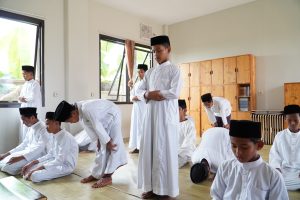 Kegiatan Pagi Santri Sholat Dhuha di Pesantren Penghafal Qur'an