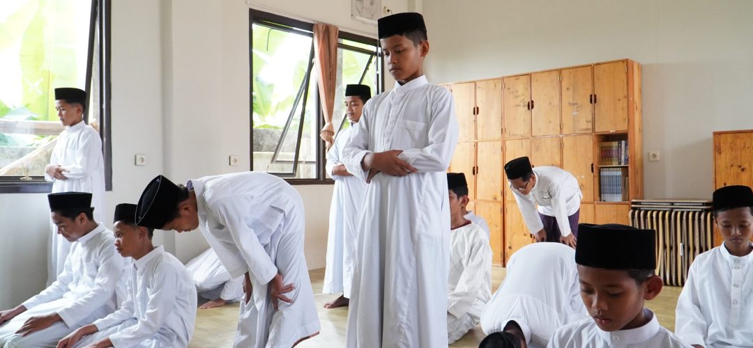 Kegiatan Pagi Santri Sholat Dhuha di Pesantren Penghafal Qur'an